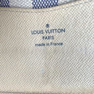 LV Sara wallet in good condition